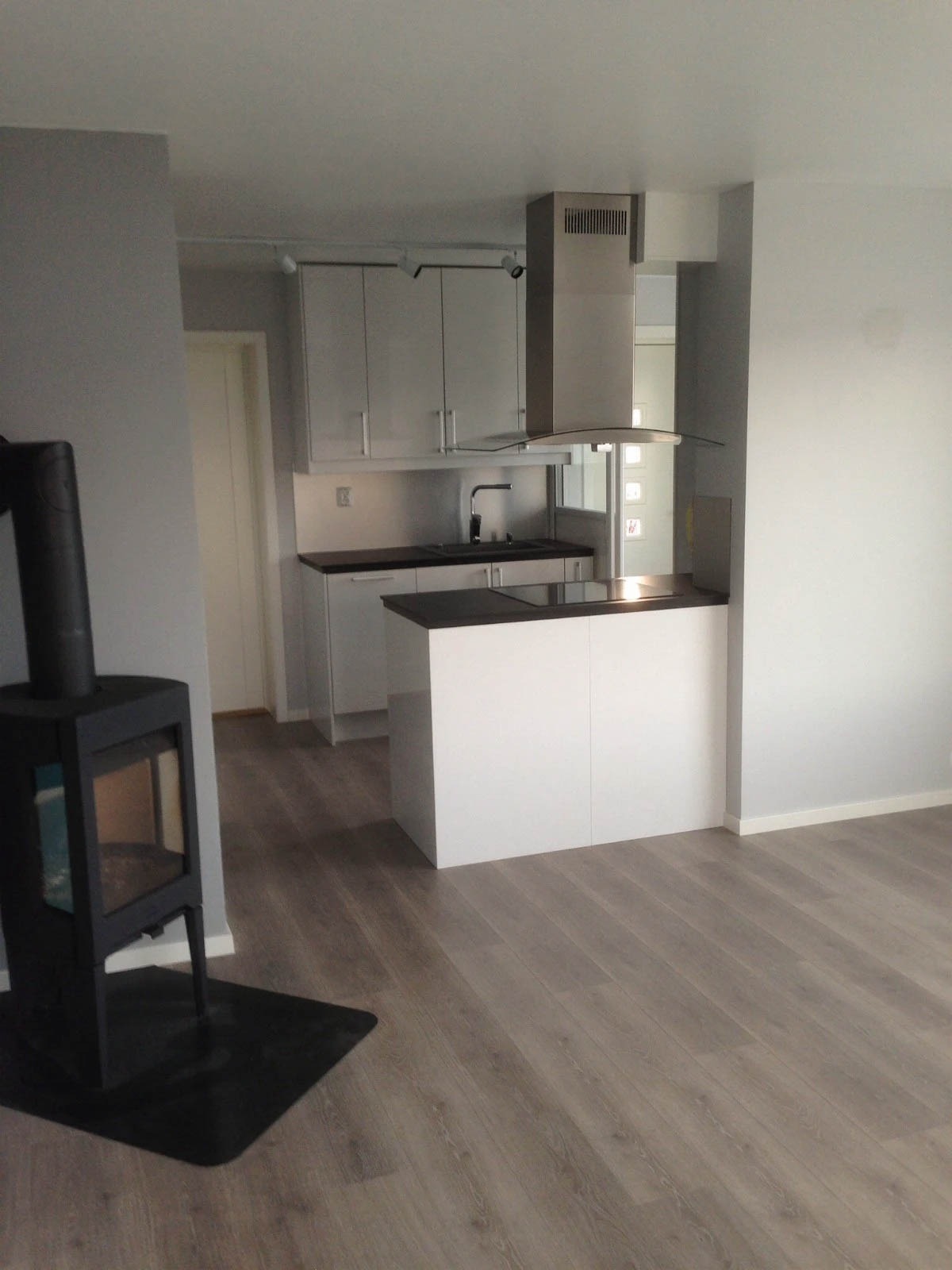 Kjøkken og stue med peis